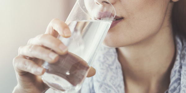Acide hyaluronique : pourquoi boire beaucoup d’eau est crucial ?